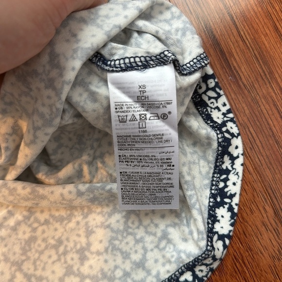 ✨ Old Navy Blue & White Floral T-Shirt — Size XS EUC ✨ - Picture 3 of 3